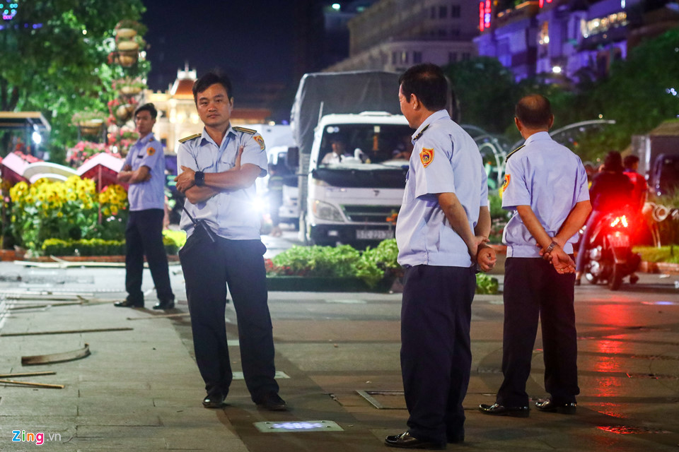 Nhiều người chờ đến khuya để xin hoa đêm bế mạc đường hoa Nguyễn Huệ